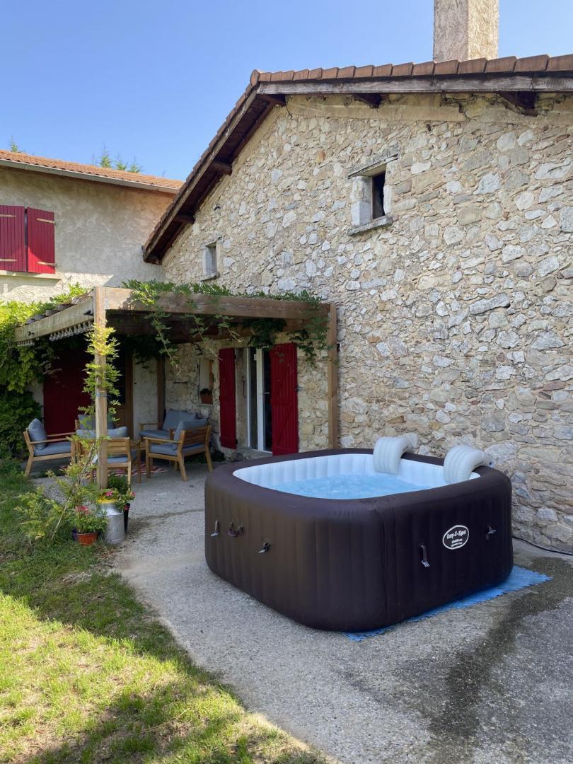 Spa privatif 5/7 places, multi-jets et bulles, ouvert toute l'année, eau chauffée jusqu'à 40°.