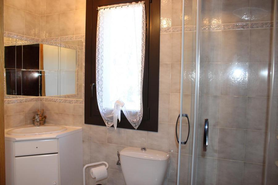 Gîte Chalet Serclet-Salle-deau-wc-Saint-Étienne-de-Tinée-Gîtes de France des Alpes-Maritimes