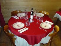 Table ronde de restaurant, nappe rouge, service
