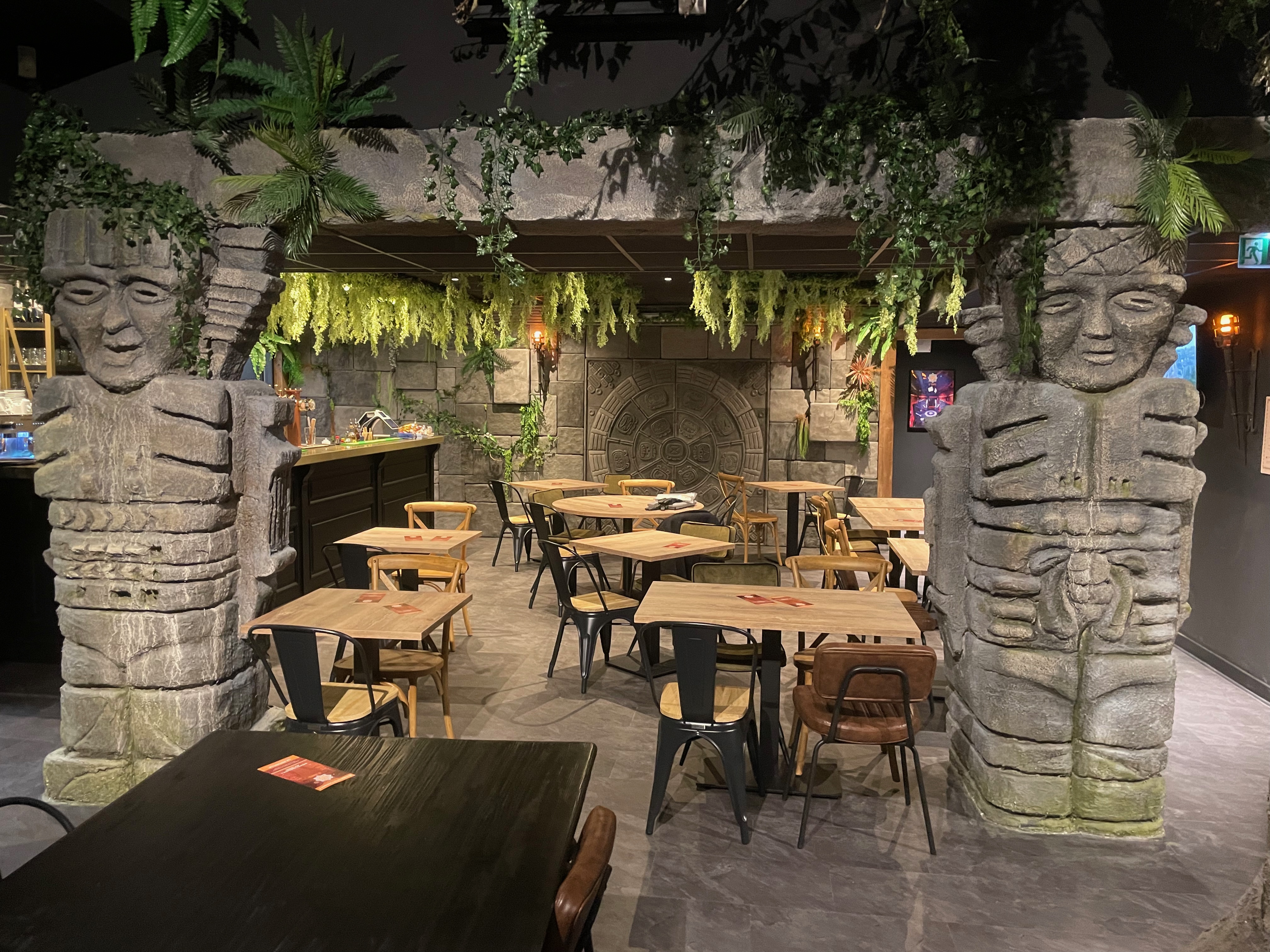 La salle du bar à jeux sur le thème jungle