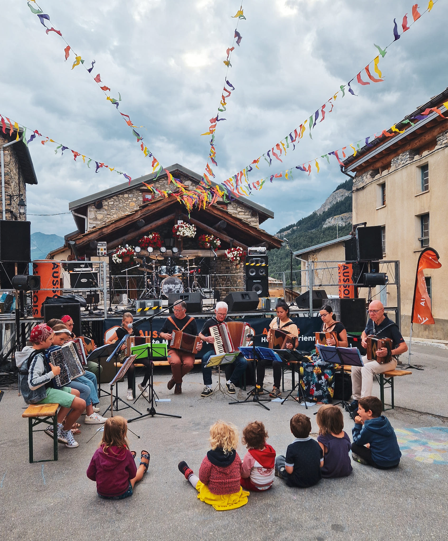 Les musiciens d'Accord'Oé sur la place du village