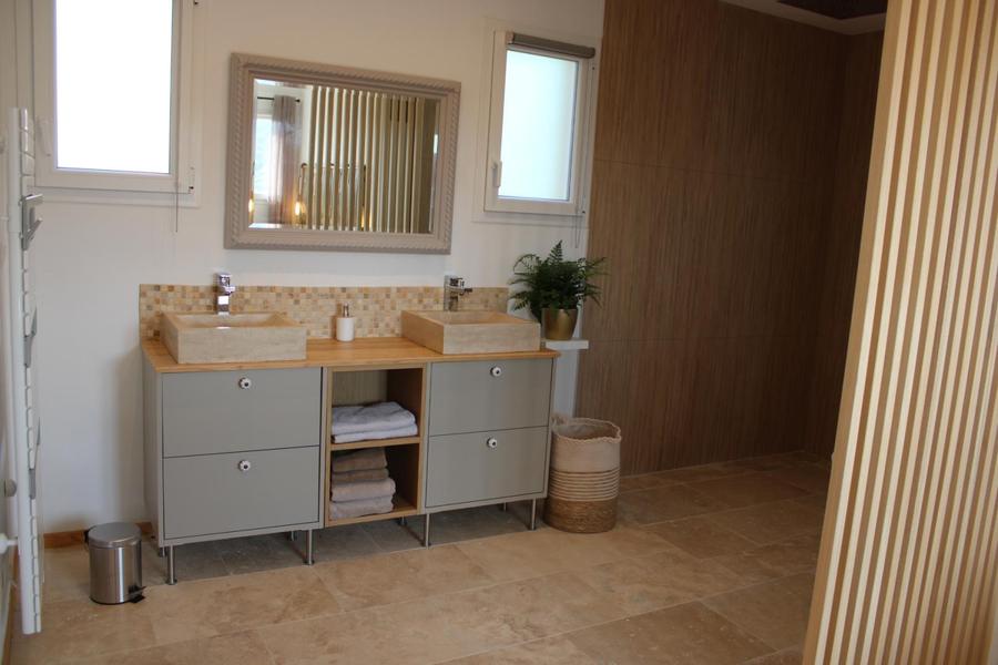 Gite de Bellet-espace douche et baignoire-Gîtes de France Alpes-Maritimes