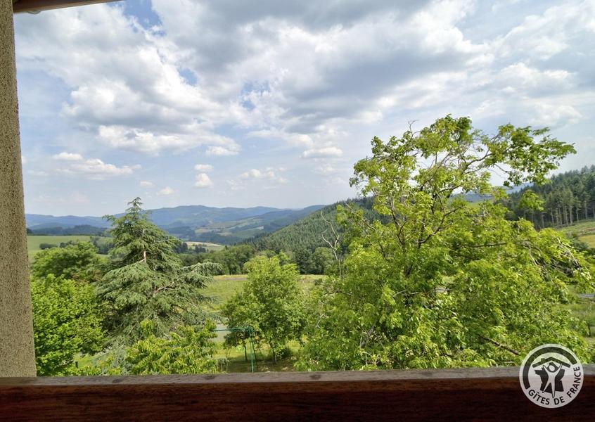 Gîte / Maison de Vacances \'La Glycine\' à Meaux la Montagne en Haut Beaujolais dans le Rhône - Proximité du Lac des Sapins : la vue depuis l\'intérieur du Gîte.