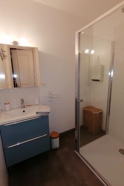 Salle d'eau au gîte Chante Duc aux Gîtes de Sylilanse à St Pons