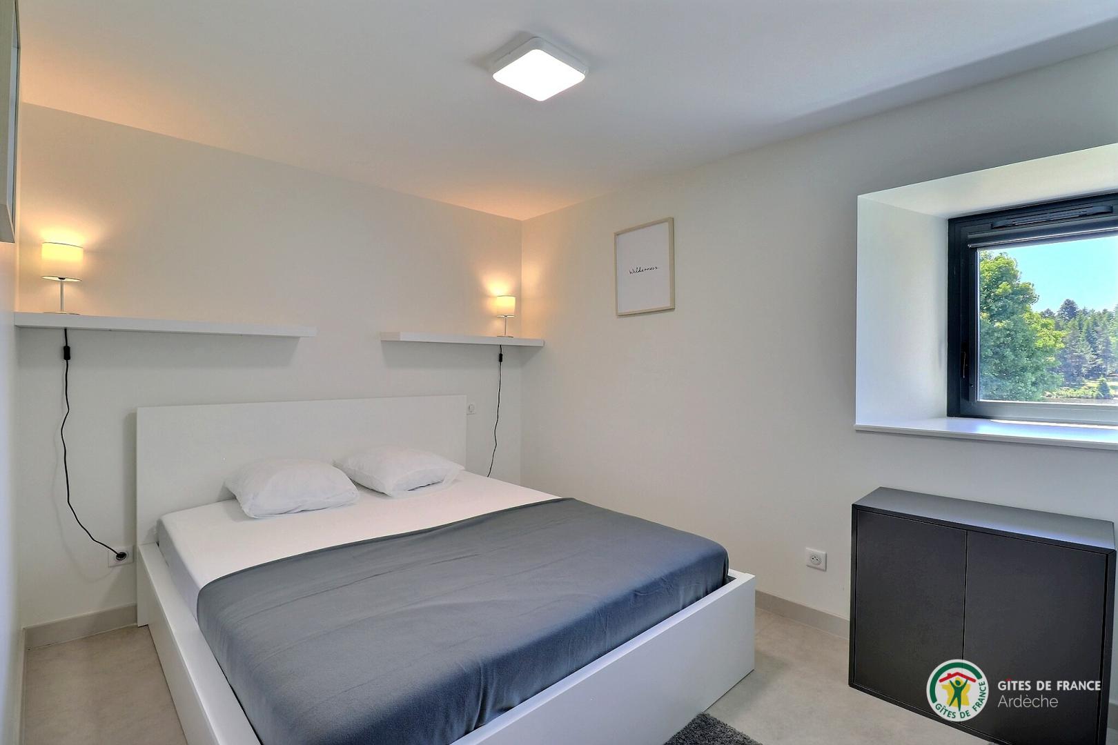 1er étage : chambre avec 1 lit en 160cm