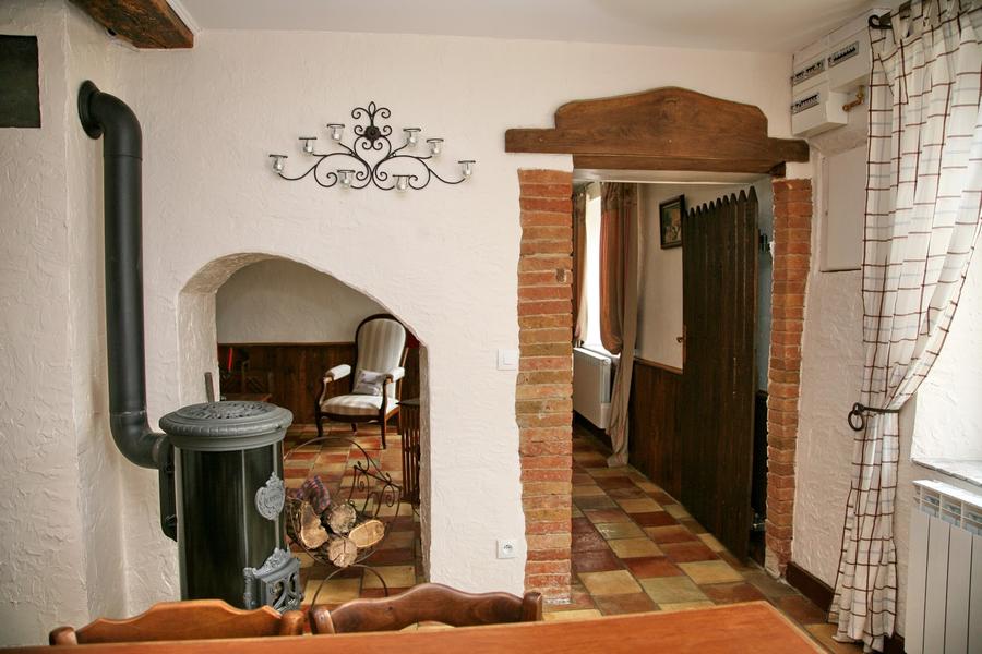 PIECE DE VIE AVEC POELE A BOIS