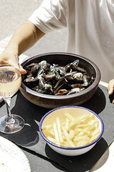 Moules marinées, frittes, verre de rosé, cocktails, face à la mer, vue mer, villefranche-sur-mer, restaurant, lounge, design, cocktails, restaurant terrasse