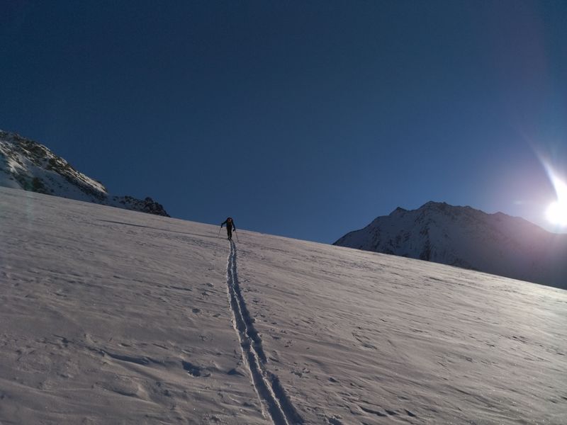 Skieur qui fait sa trace à la montée au pays de la Pays - © Adrien Merlin La saucirace de la Meije à Villar d'Arène en ski de randonnéee.organisée par l'Association Dénivelé Positif. - © Adrien Merlin