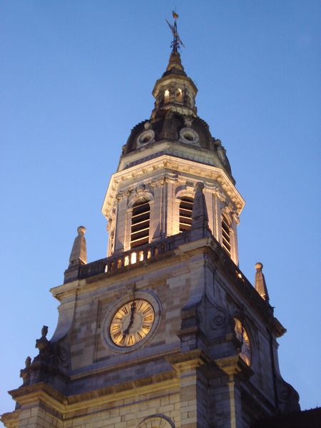La tour clocher à la tombée de la nuit
