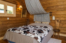 chambre double avec décoration en bois et ciel de lit