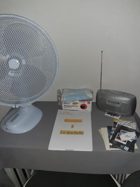 Un livret d'accueil, un petit ventilateur, une radio.