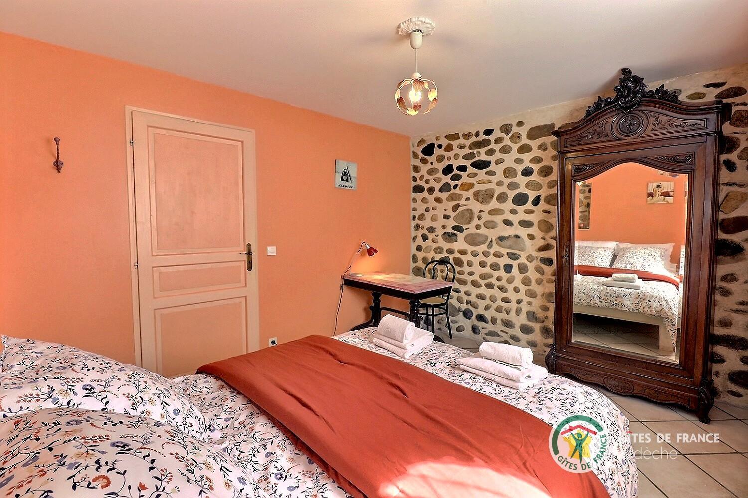 Chambre au RDC avec lit en 140