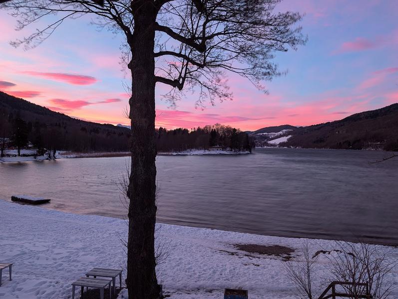 Vue sur le lac en hiver