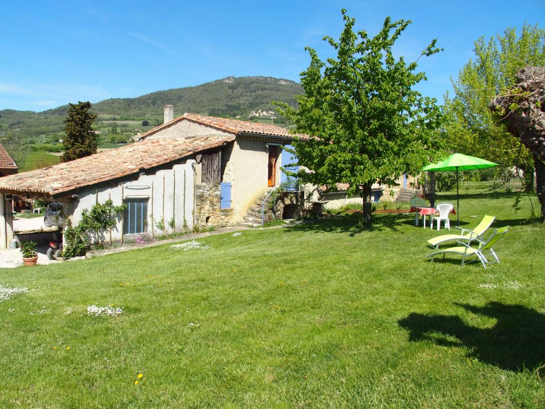 Le gîte, dans le fond,la montagne de Saint Pancrace.