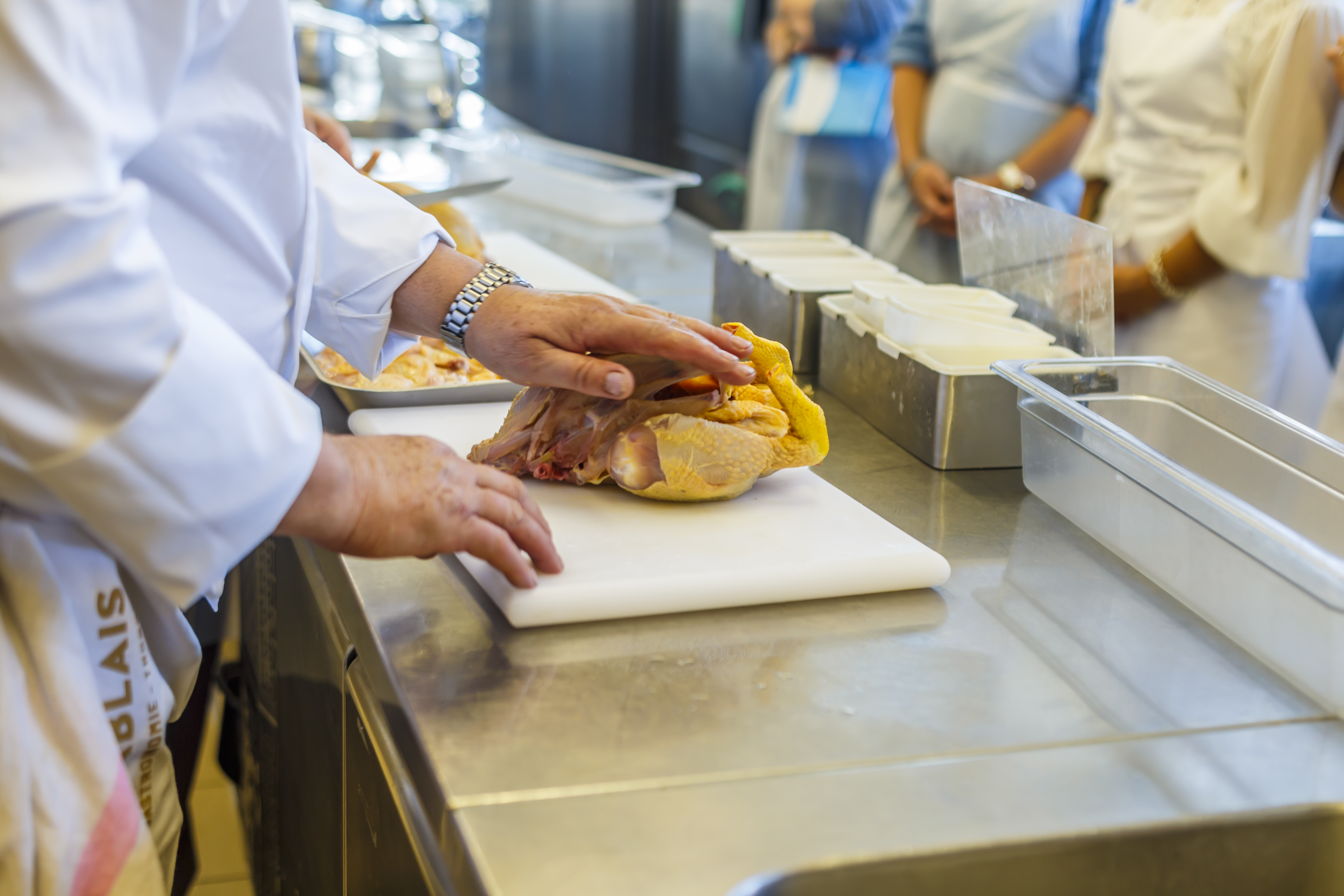 préparation poulet lors d'un cours de cuisine 2022