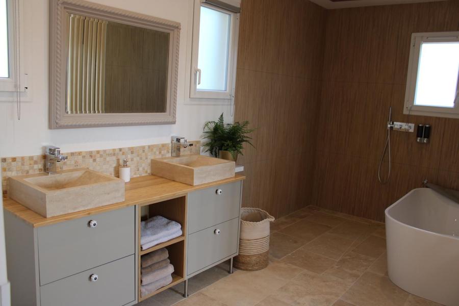 Gite de Bellet-espace douche et baignoire-Gîtes de France Alpes-Maritimes