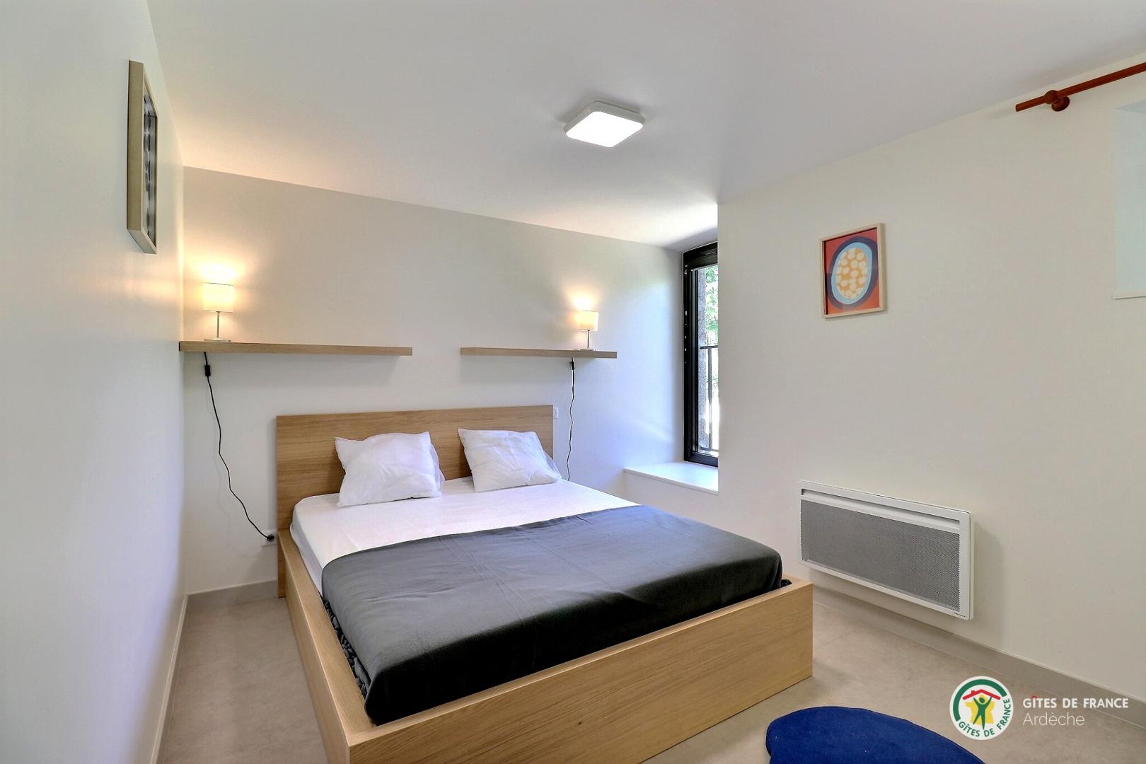 1er étage : chambre avec 1 lit en 160cm