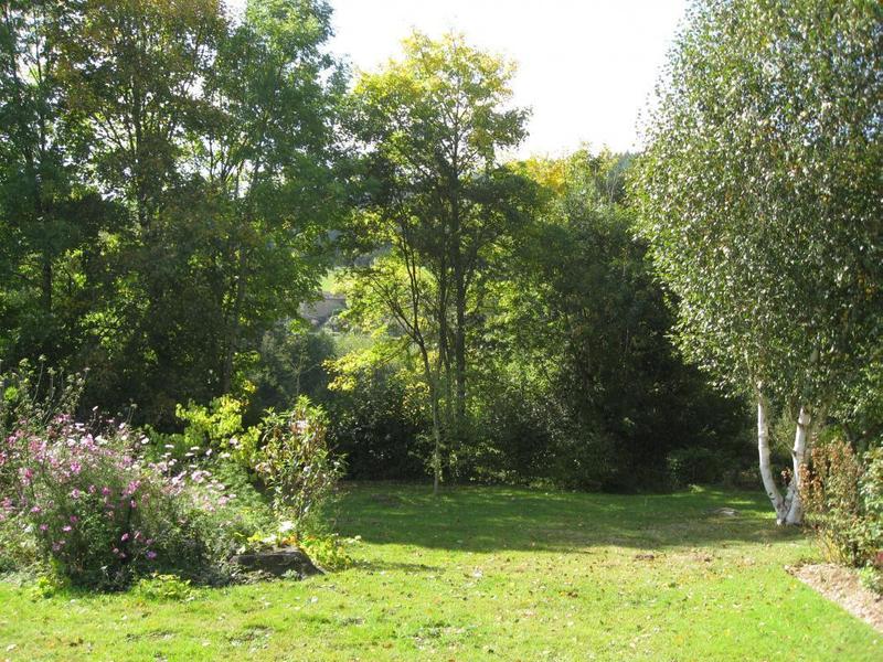 Gîte - 4 personnes - La Voisinée à Chenelette en Haut Beaujolais à proximité du Col des Echarmeaux dans le Rhône : le jardin.