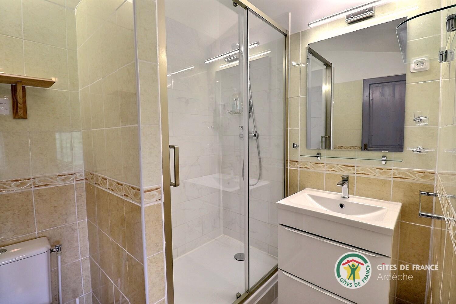 Salle d'eau avec douche