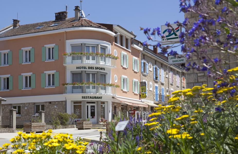 Vue de la façade extérieure de l'hôtel