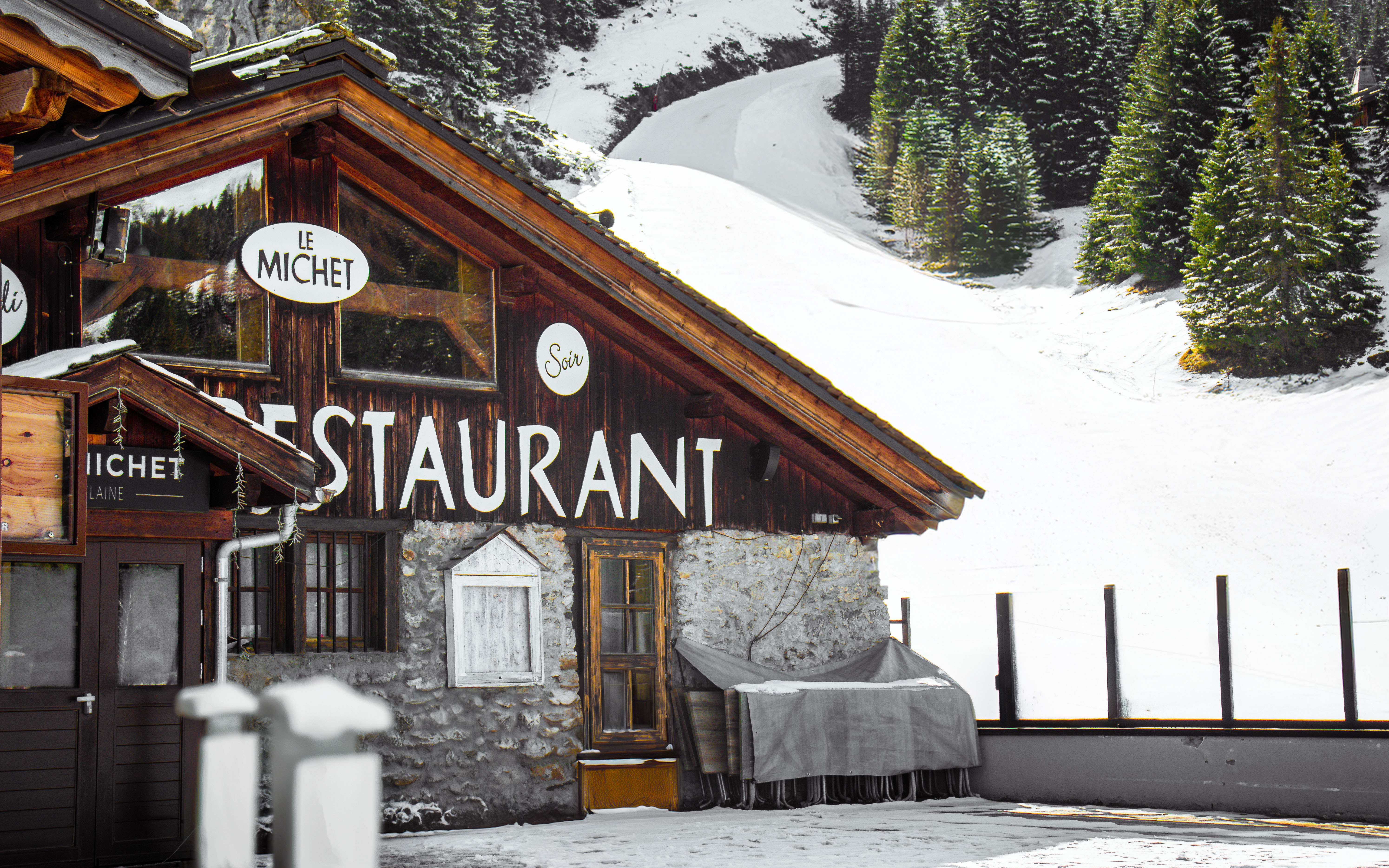 Voorkant van het restaurant aan de voet van de pistes