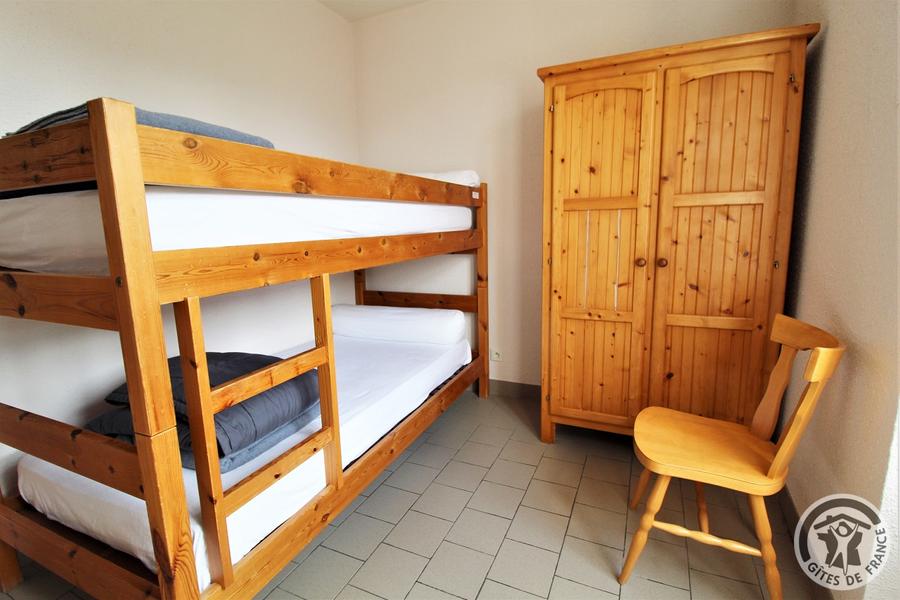 Gîte d\'Etape et de Séjour - 10 personnes à Saint Marcel L\'Eclairé - Haut Beaujolais, dans le Rhône : chambre - 4 personnes dans 2 lits superposés.