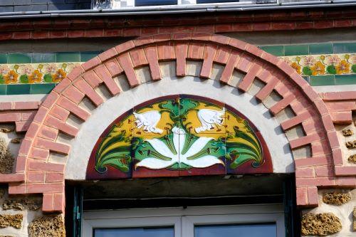 Tournesol sur la façade d'un immeuble à Vincennes