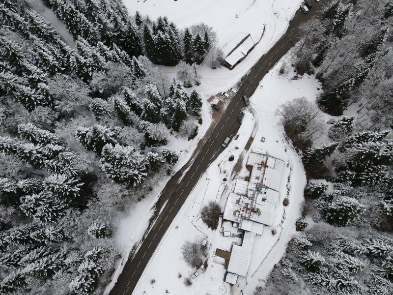 Vue aérienne de l'auberge-refuge de Carri