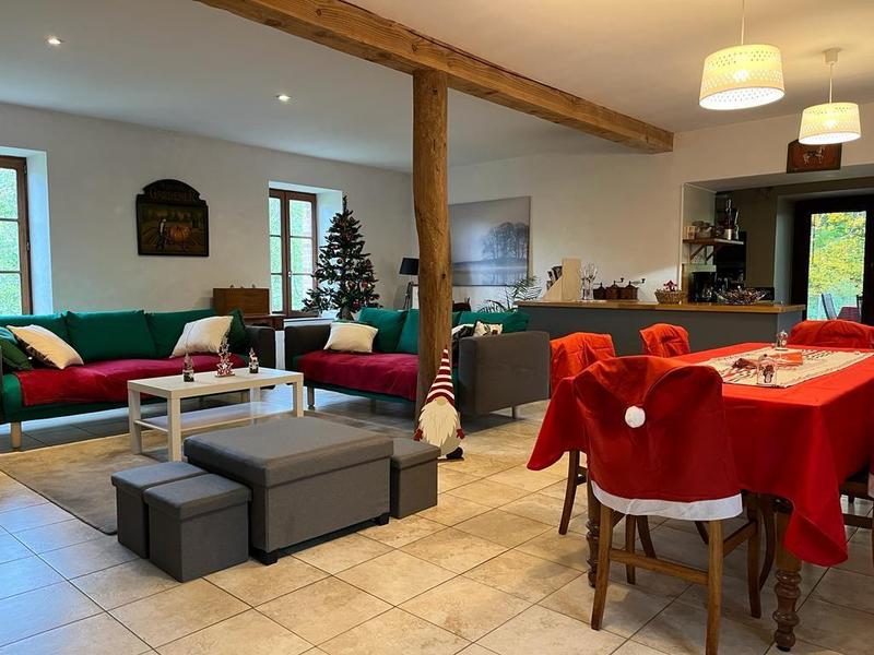 \'Gîte de Basse Comté\' (avec piscine chauffée) à Cublize (Rhône - Beaujolais Vert - Lac des Sapins) : le salon décoré pour les fêtes.