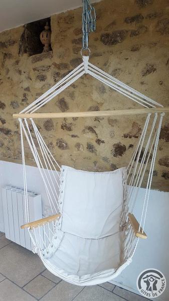 Gîte \'Les 3 Pins\' (maison indépendante) à Marnand/Thizy Les Bourgs (Rhône - Haut Beaujolais - à proximité du Lac des Sapins): fauteuil/hamac pour un moment de détente dans le séjour.