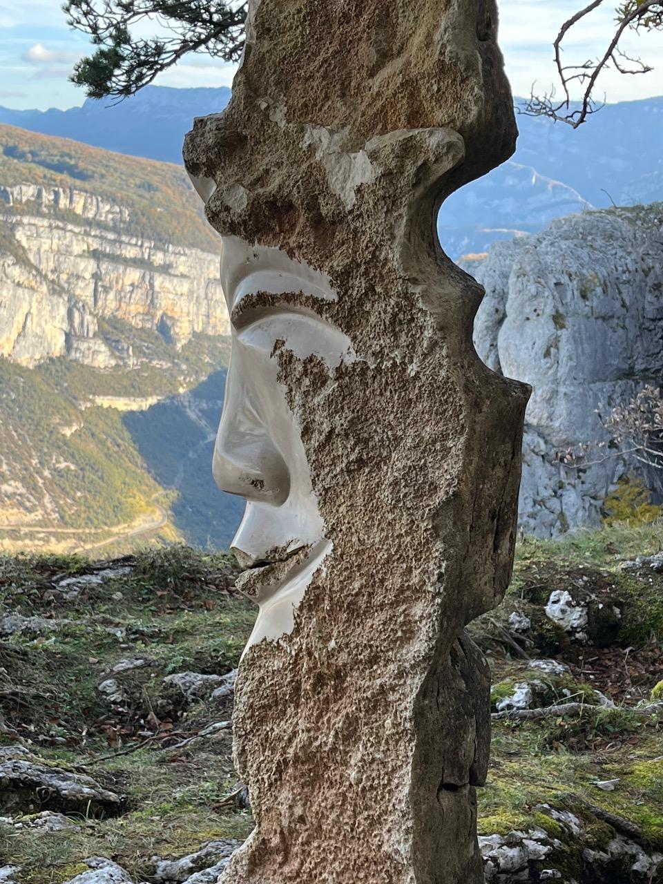 La statue du Bienveilleur de Bournillon  devant les gorges de la Bourne