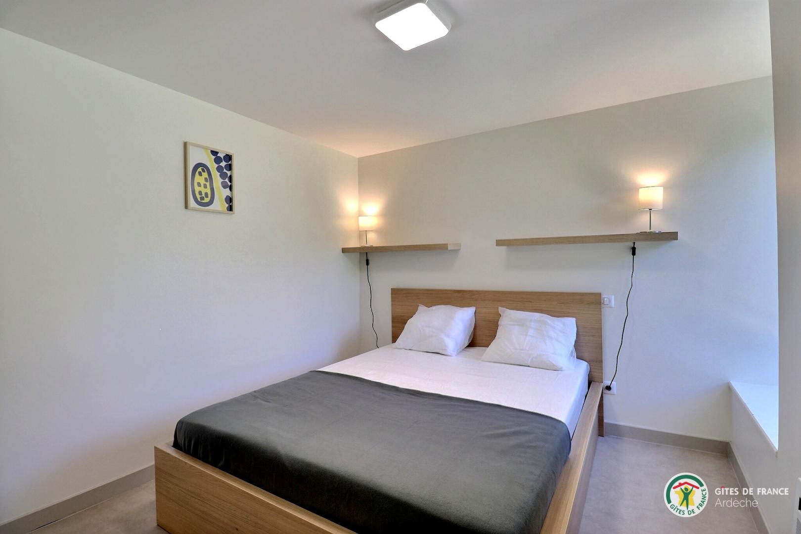 1er étage : chambre avec 1 lit en 160cm