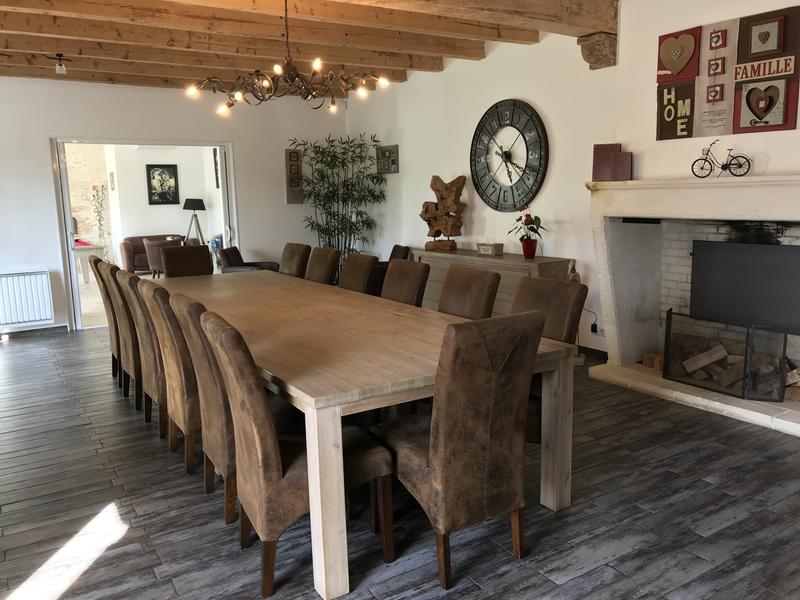 Salle à manger avec grande table rectangulaire en bois