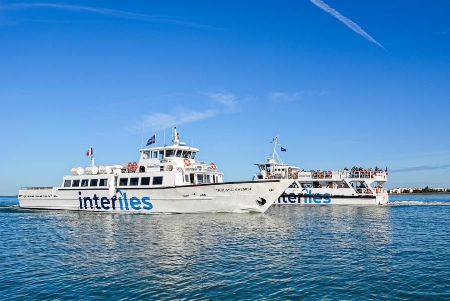 Photo de deux bateaux de la flotte.