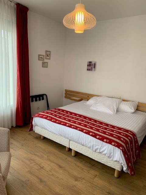 Chambre avec un lit double