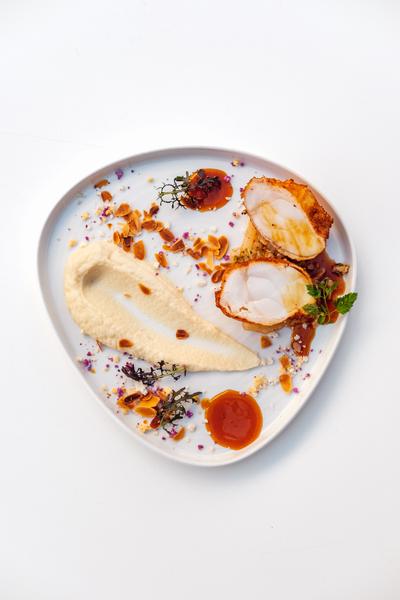 Un plat sur un fond blanc