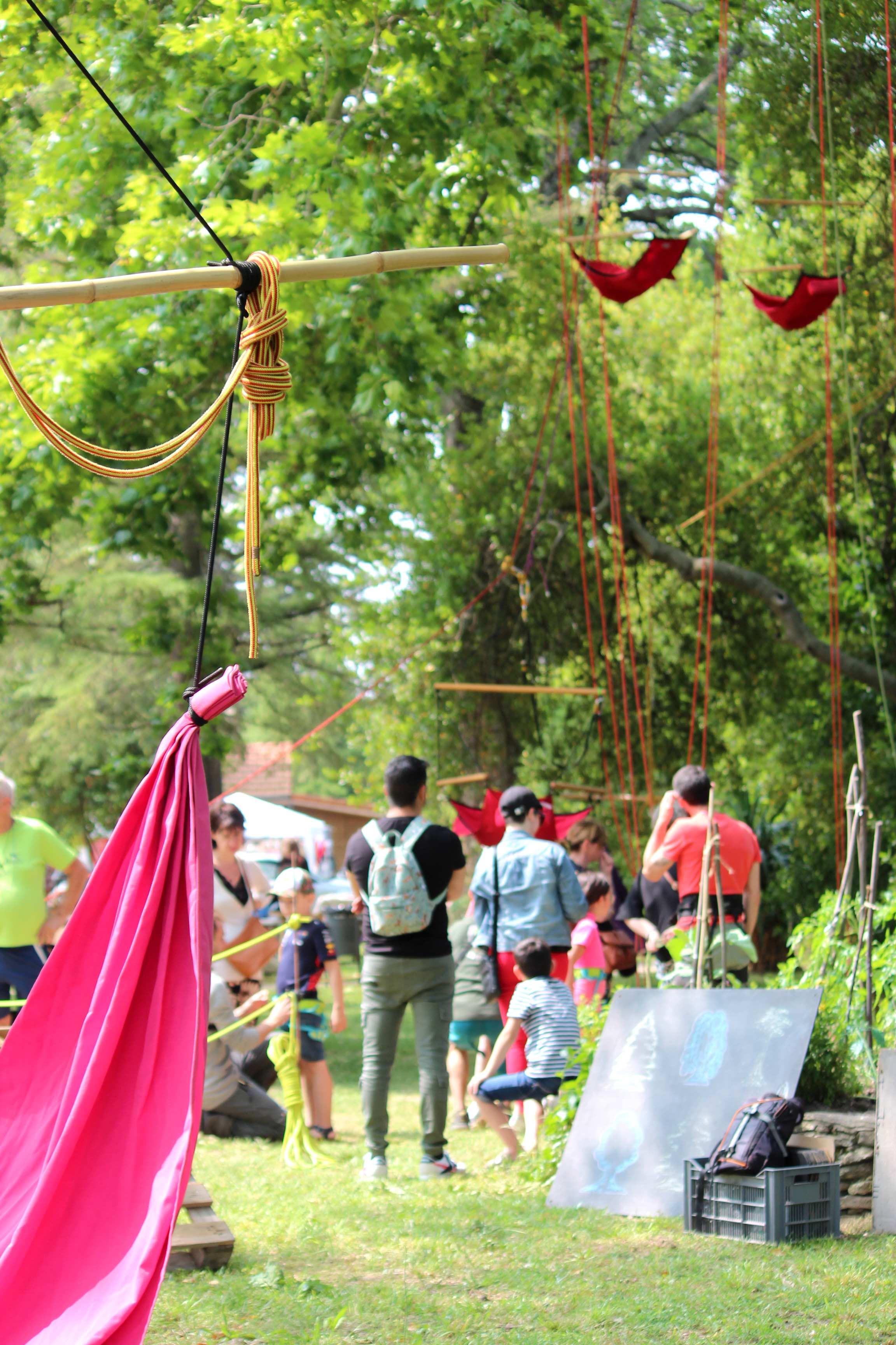 Accrobranche en terrain d'aventure - Grimpe d'arbres_Davézieux