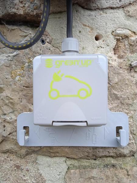 Prise de recharge pour véhicules électriques sur le parking
- La Madeleine sur Loing -