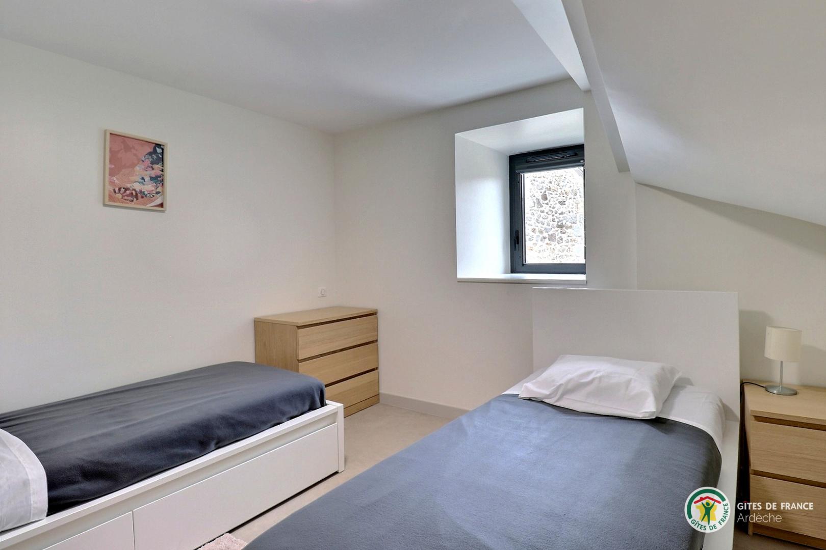 1er étage : chambre avec 2 lits en 90cm