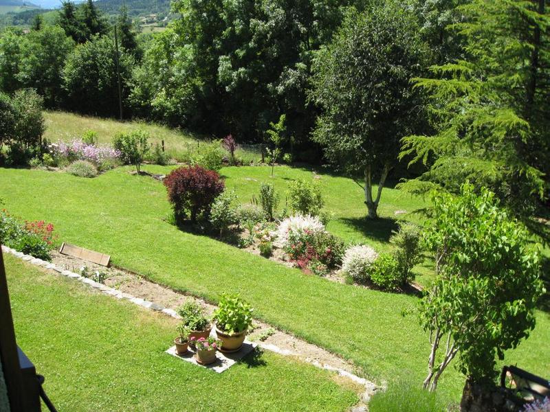 Gîte - 4 personnes - La Voisinée à Chenelette en Haut Beaujolais à proximité du Col des Echarmeaux dans le Rhône : les extérieurs verdoyants.