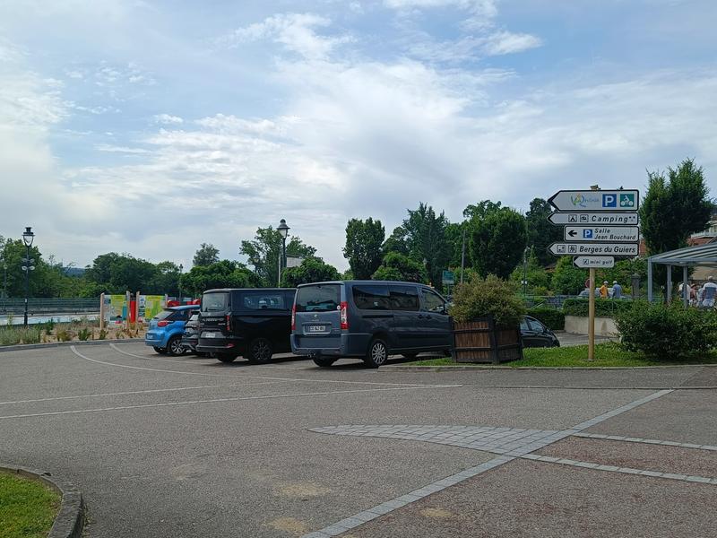 Parking Place du Pont_Saint-Genix-les-Villages