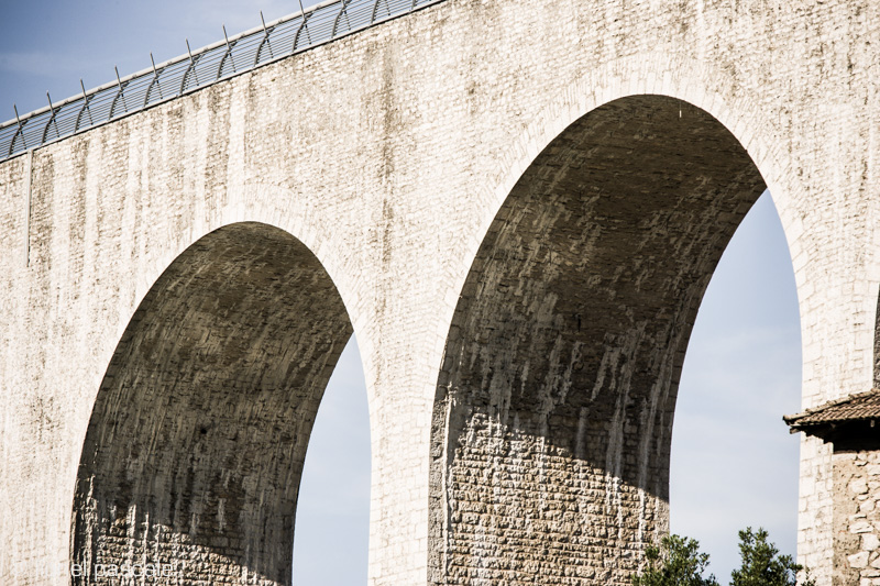 Vue de près des piliers et des arches de l'Aqueduc