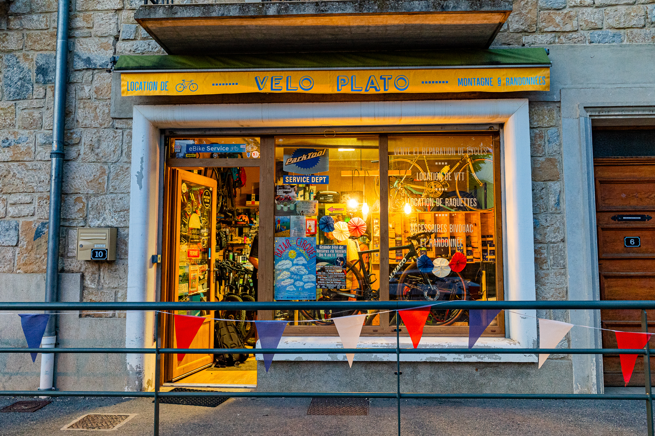 devanture du magasin de véloplato de nuit