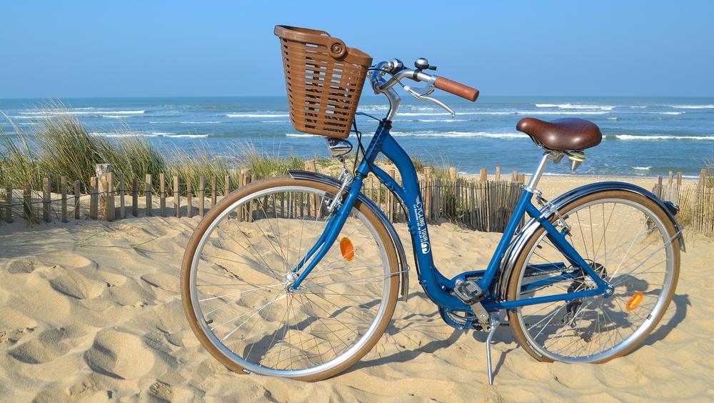 Vélo VTC devant la mer
