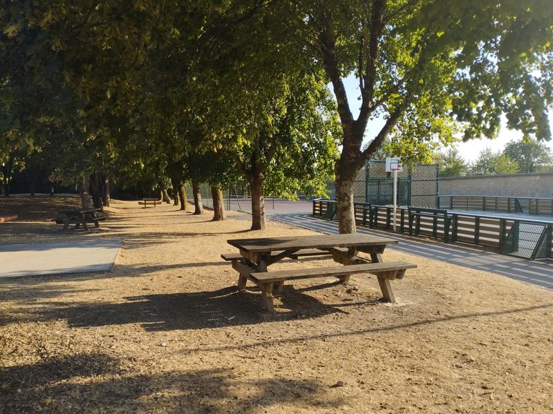 Tables de pique-nique et city stade