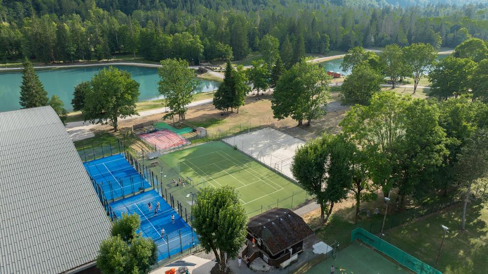 Terrain de tennis à côté du lac