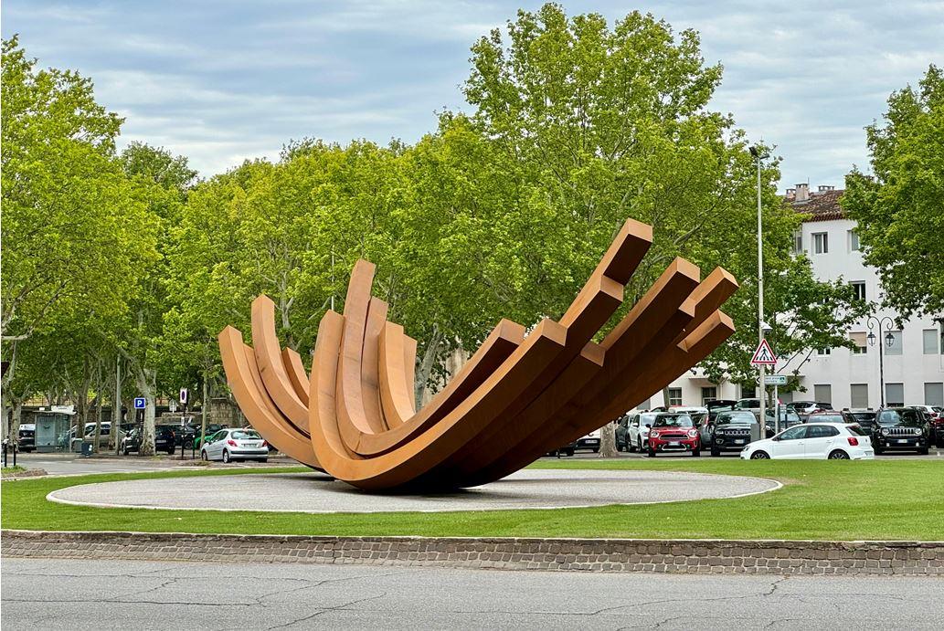 Place Lamartine - Sculpture monumentale de Bernar Venet