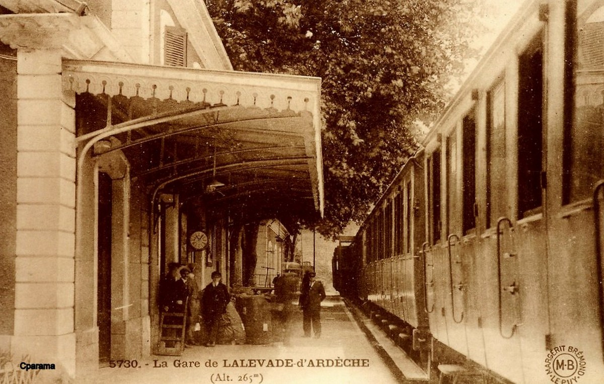 Lalevade d'Ardèche - Voyageur sur le quai de la gare de Lalevade ©Mairiedelalevade