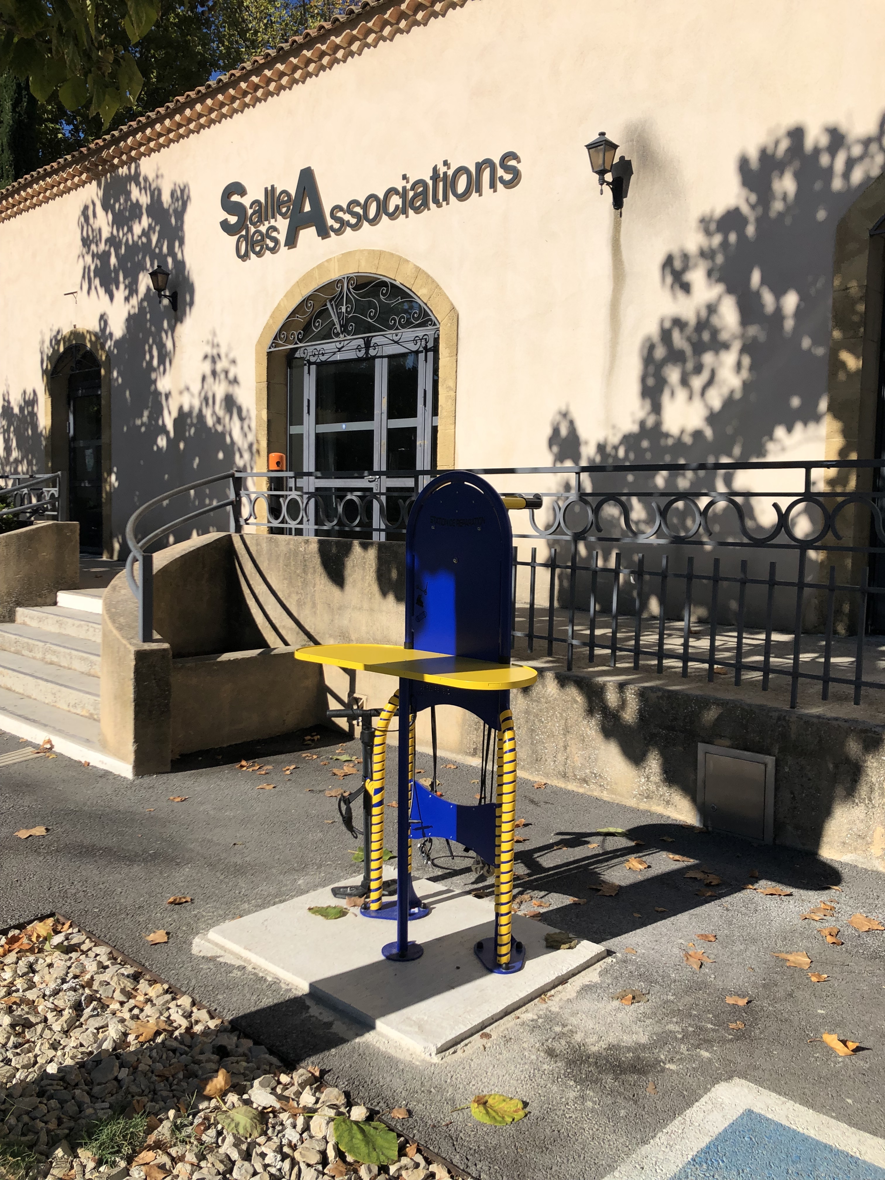Station de réparation pour vélos, trottinettes et skate-boards