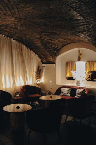 grande salle, atmosphère cosy zitto bar à cocktail, port de nice